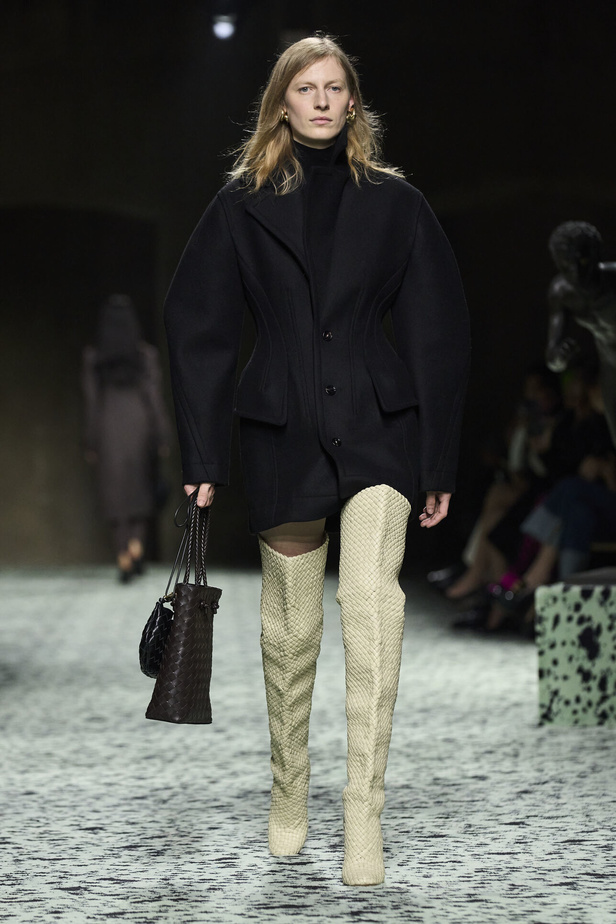 مجموعة Bottega Veneta لخريف وشتاء 2024 في ميلانو.. نقشات فاخرة وهندسية