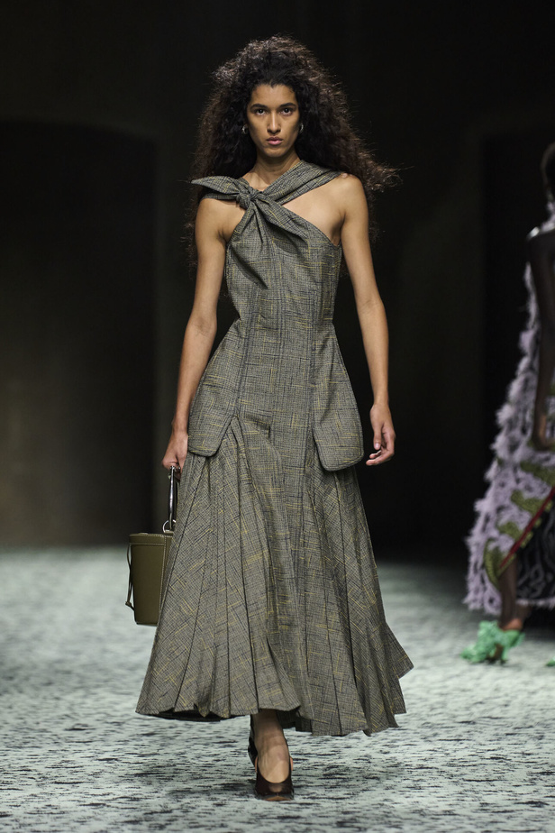 مجموعة Bottega Veneta لخريف وشتاء 2024 في ميلانو.. نقشات فاخرة وهندسية