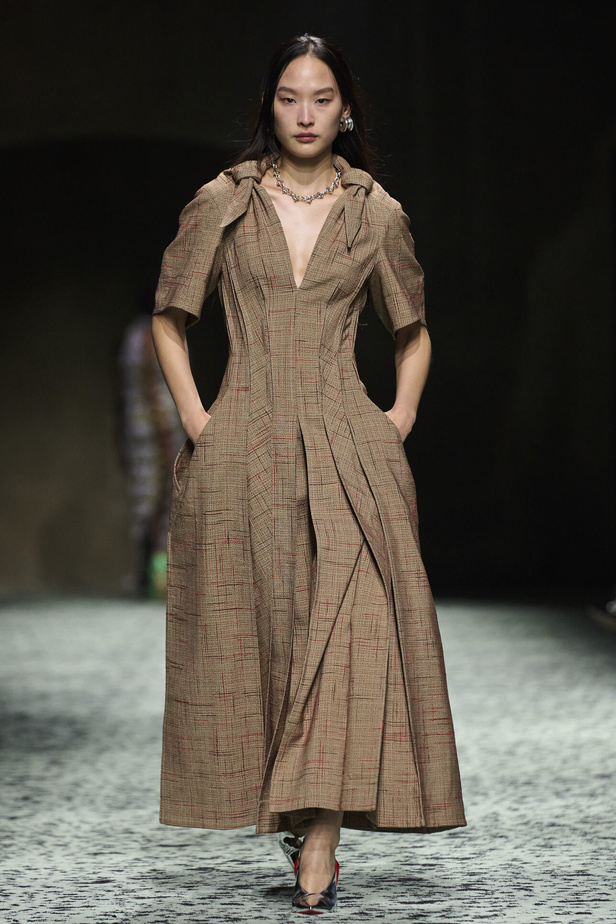 مجموعة Bottega Veneta لخريف وشتاء 2024 في ميلانو.. نقشات فاخرة وهندسية