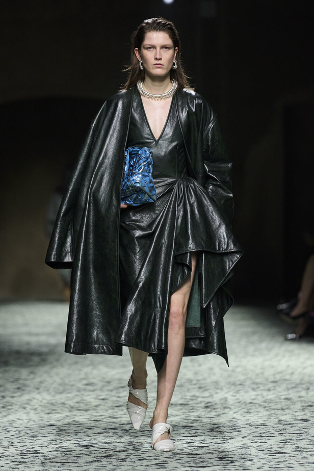 مجموعة Bottega Veneta لخريف وشتاء 2024 في ميلانو.. نقشات فاخرة وهندسية