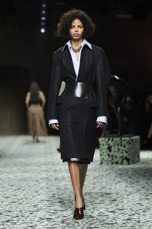 مجموعة Bottega Veneta لخريف وشتاء 2024 في ميلانو.. نقشات فاخرة وهندسية