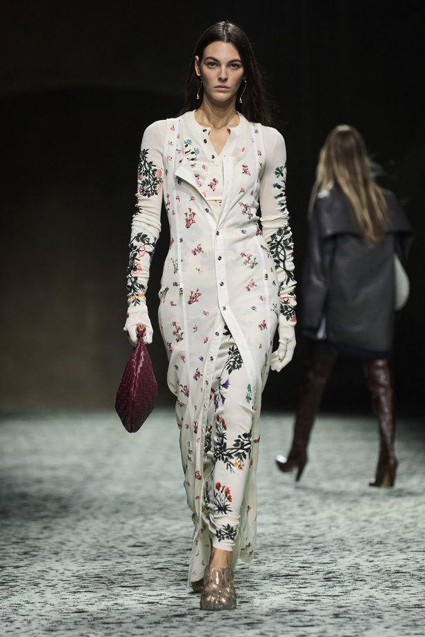 مجموعة Bottega Veneta لخريف وشتاء 2024 في ميلانو.. نقشات فاخرة وهندسية