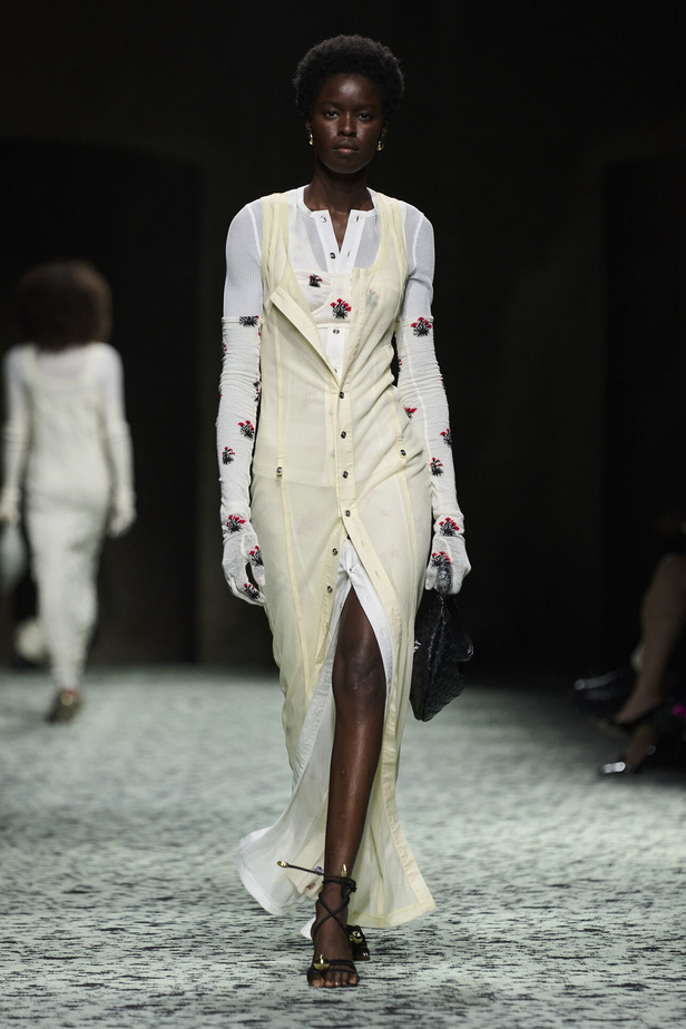 مجموعة Bottega Veneta لخريف وشتاء 2024 في ميلانو.. نقشات فاخرة وهندسية