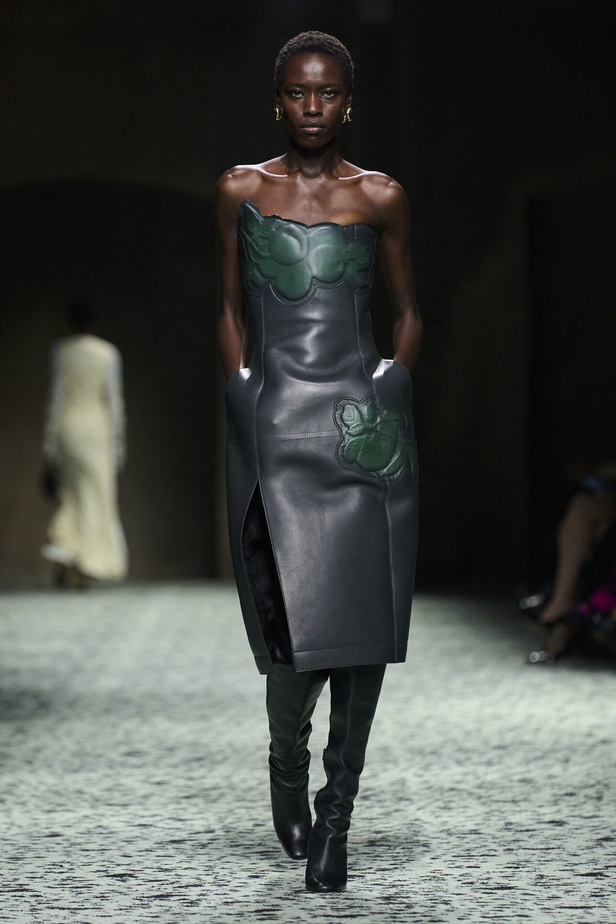 مجموعة Bottega Veneta لخريف وشتاء 2024 في ميلانو.. نقشات فاخرة وهندسية