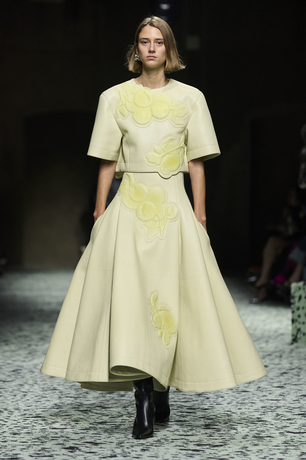 مجموعة Bottega Veneta لخريف وشتاء 2024 في ميلانو.. نقشات فاخرة وهندسية