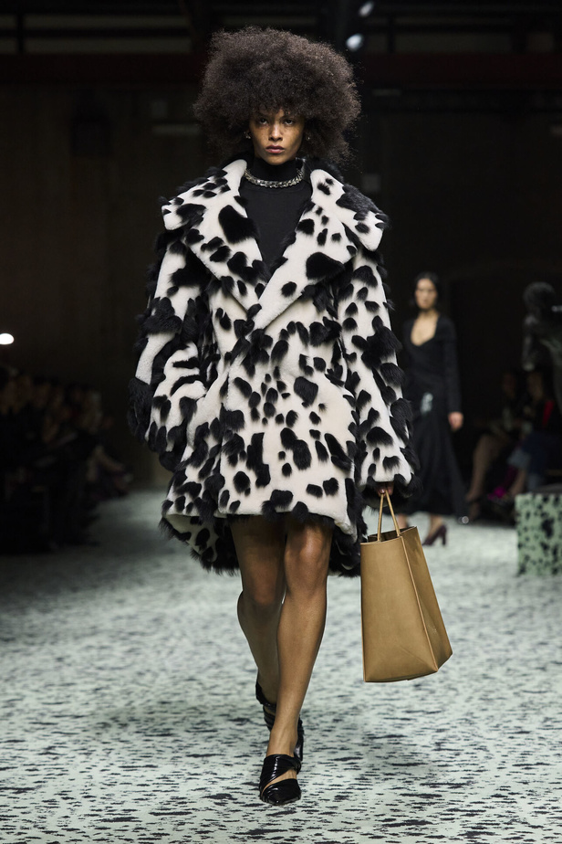 مجموعة Bottega Veneta لخريف وشتاء 2024 في ميلانو.. نقشات فاخرة وهندسية