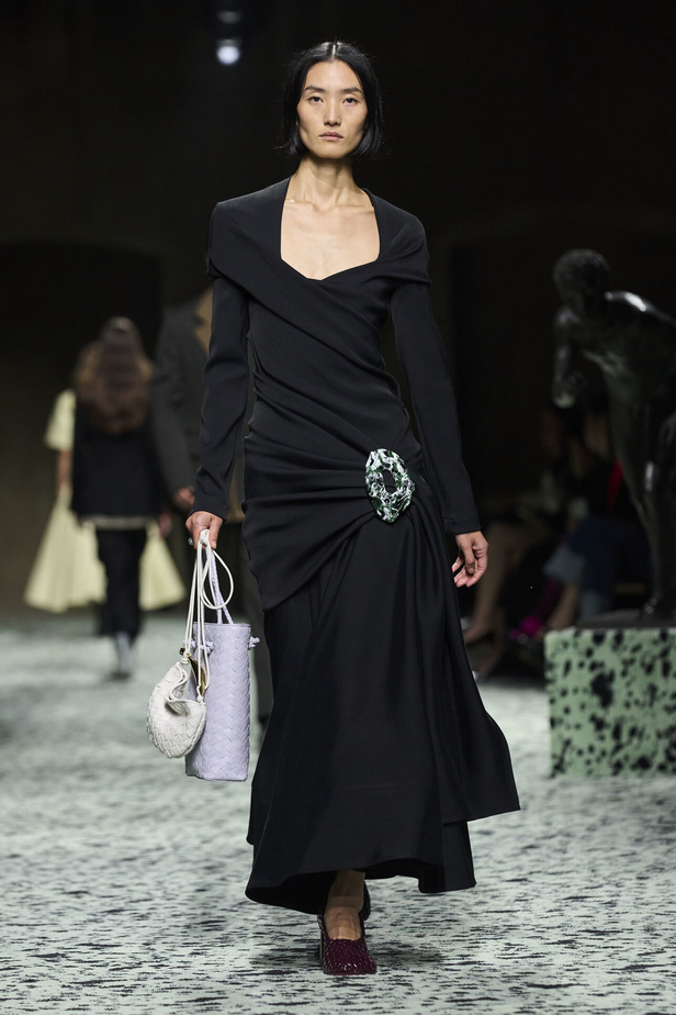 مجموعة Bottega Veneta لخريف وشتاء 2024 في ميلانو.. نقشات فاخرة وهندسية