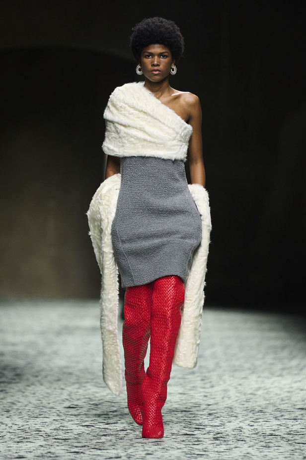 مجموعة Bottega Veneta لخريف وشتاء 2024 في ميلانو.. نقشات فاخرة وهندسية