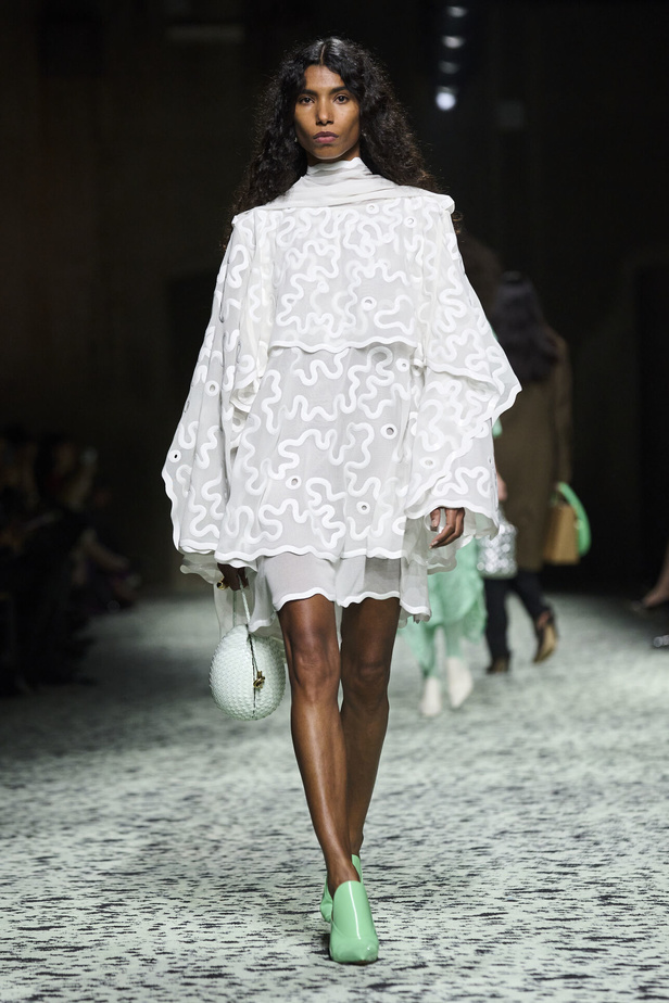 مجموعة Bottega Veneta لخريف وشتاء 2024 في ميلانو.. نقشات فاخرة وهندسية