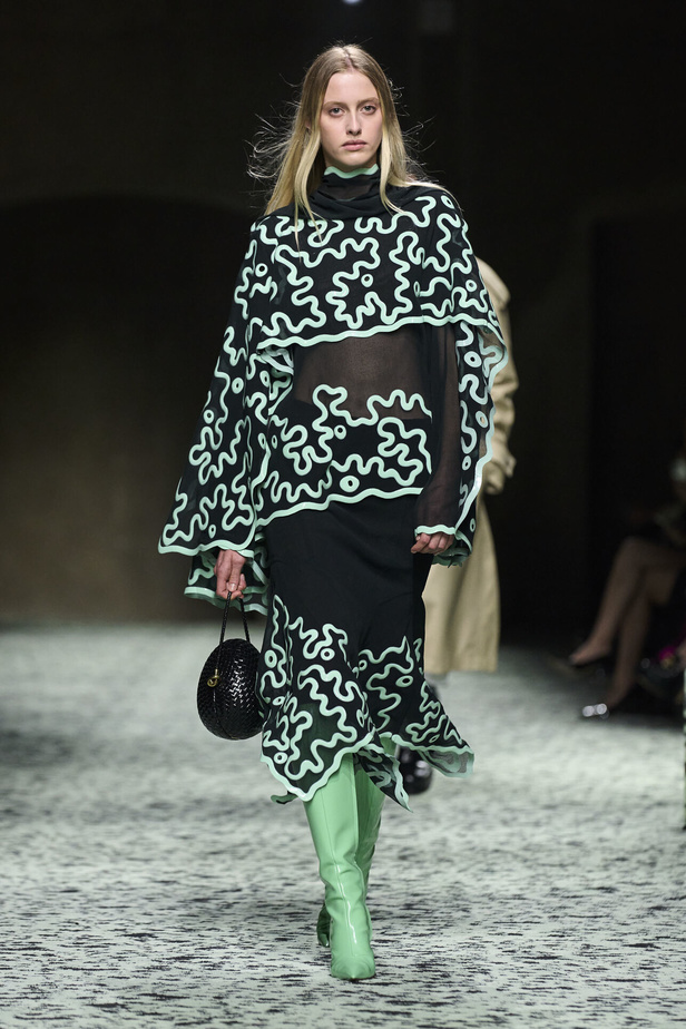 مجموعة Bottega Veneta لخريف وشتاء 2024 في ميلانو.. نقشات فاخرة وهندسية