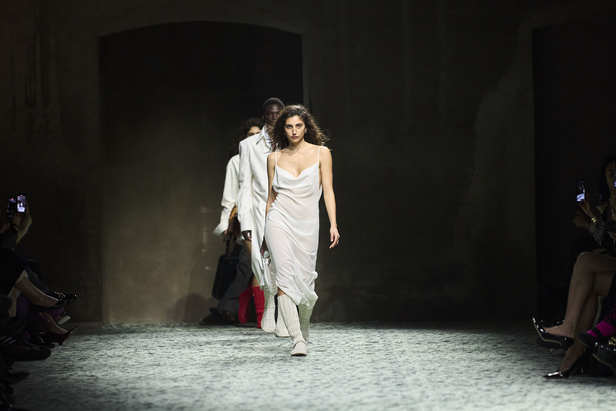 مجموعة Bottega Veneta لخريف وشتاء 2024 في ميلانو.. نقشات فاخرة وهندسية