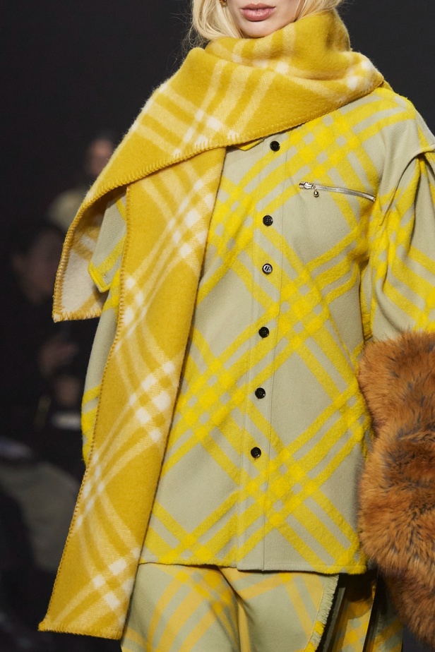 دانيال لي يكشف عن مجموعته الأولى لـBurberry... نقشات وألوان قويّة مع الحفاظ على تراث الدار 