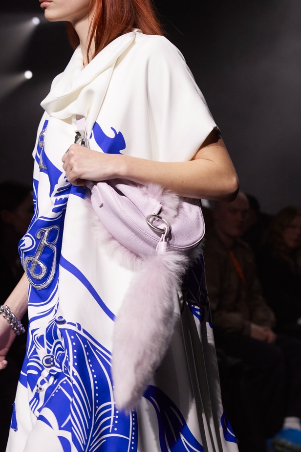 دانيال لي يكشف عن مجموعته الأولى لـBurberry... نقشات وألوان قويّة مع الحفاظ على تراث الدار 