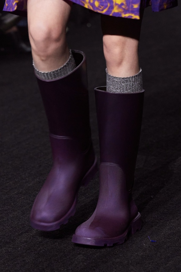 دانيال لي يكشف عن مجموعته الأولى لـBurberry... نقشات وألوان قويّة مع الحفاظ على تراث الدار 