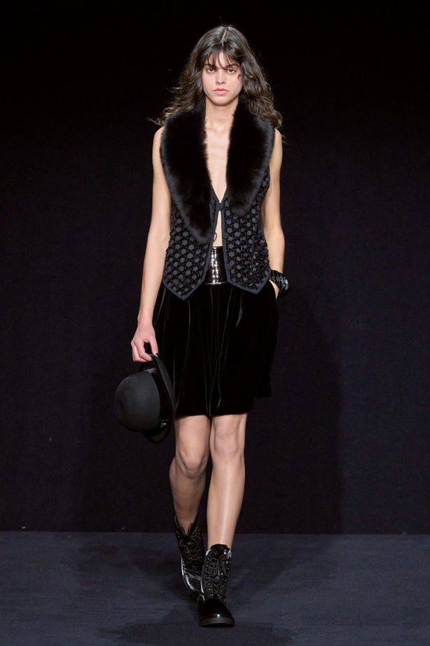 مجموعة Emporio Armani "سيرك الحياة"... إطلالات كلاسيكية بلمسة مرحة