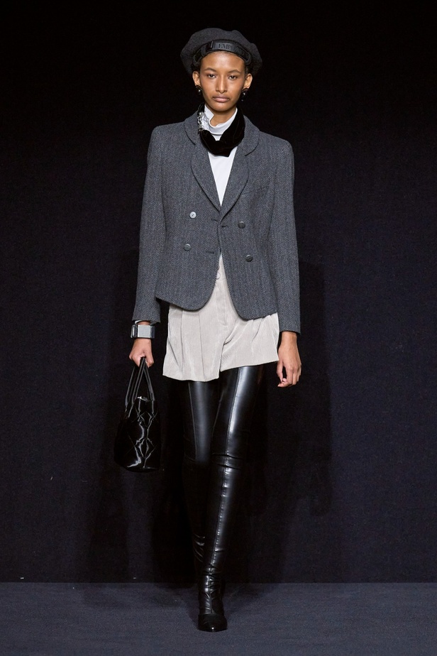 مجموعة Emporio Armani "سيرك الحياة"... إطلالات كلاسيكية بلمسة مرحة