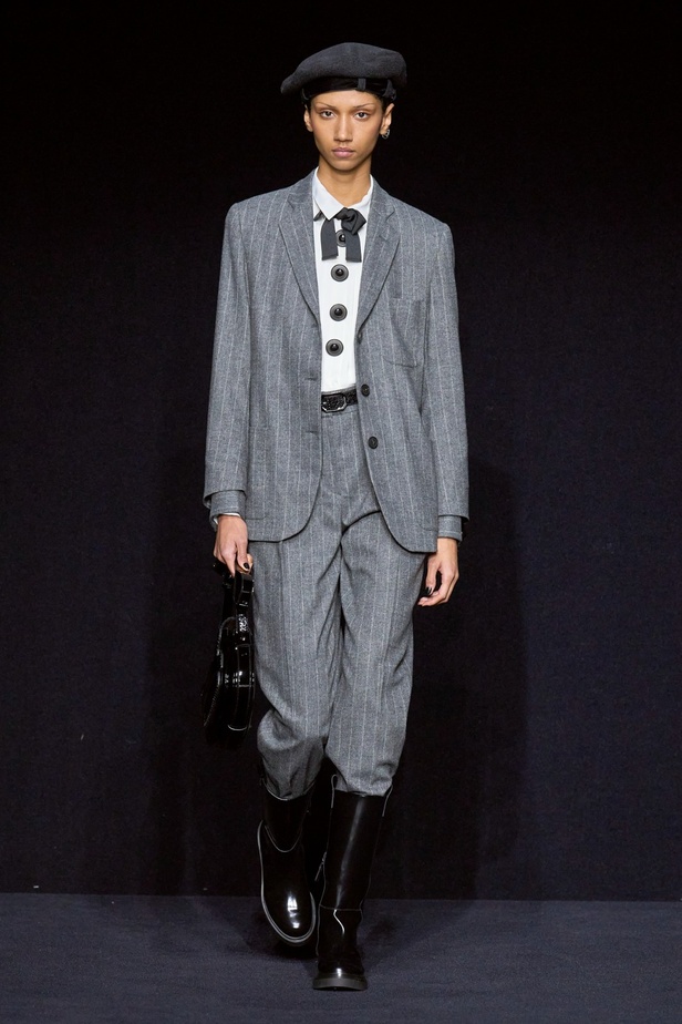 مجموعة Emporio Armani "سيرك الحياة"... إطلالات كلاسيكية بلمسة مرحة