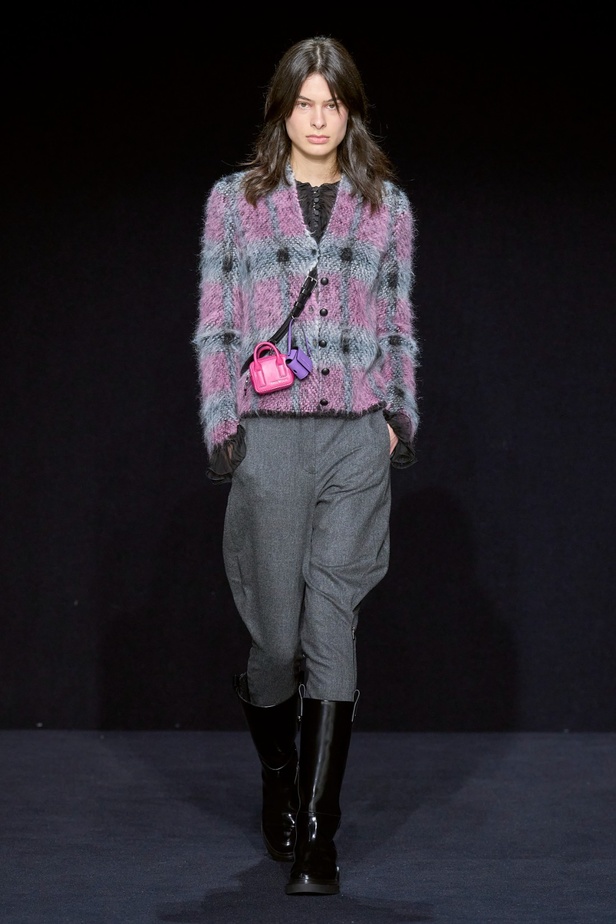 مجموعة Emporio Armani "سيرك الحياة"... إطلالات كلاسيكية بلمسة مرحة