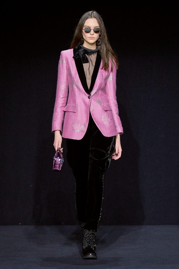 مجموعة Emporio Armani "سيرك الحياة"... إطلالات كلاسيكية بلمسة مرحة