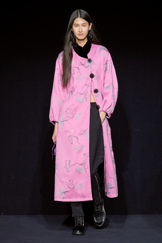 مجموعة Emporio Armani "سيرك الحياة"... إطلالات كلاسيكية بلمسة مرحة