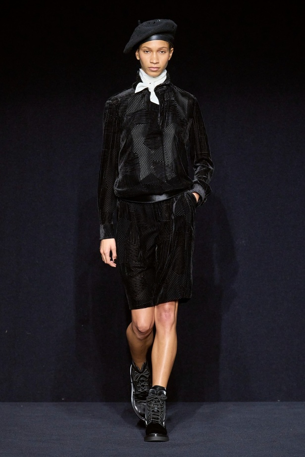 مجموعة Emporio Armani "سيرك الحياة"... إطلالات كلاسيكية بلمسة مرحة