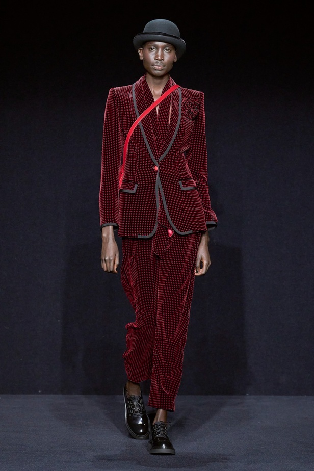 مجموعة Emporio Armani "سيرك الحياة"... إطلالات كلاسيكية بلمسة مرحة