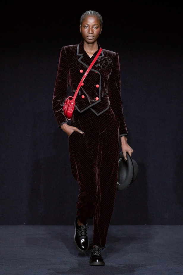 مجموعة Emporio Armani "سيرك الحياة"... إطلالات كلاسيكية بلمسة مرحة