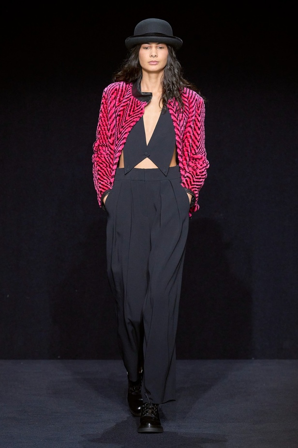 مجموعة Emporio Armani "سيرك الحياة"... إطلالات كلاسيكية بلمسة مرحة