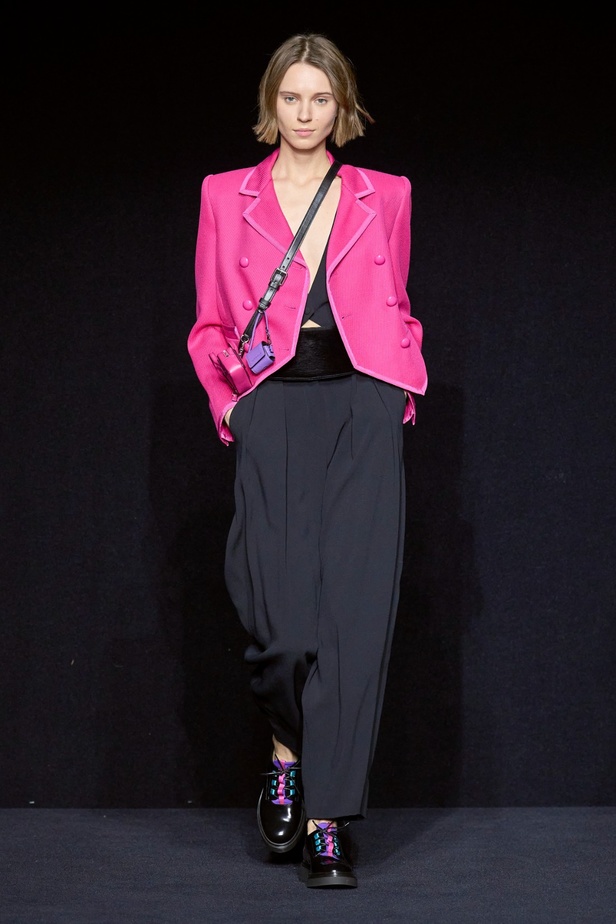 مجموعة Emporio Armani "سيرك الحياة"... إطلالات كلاسيكية بلمسة مرحة