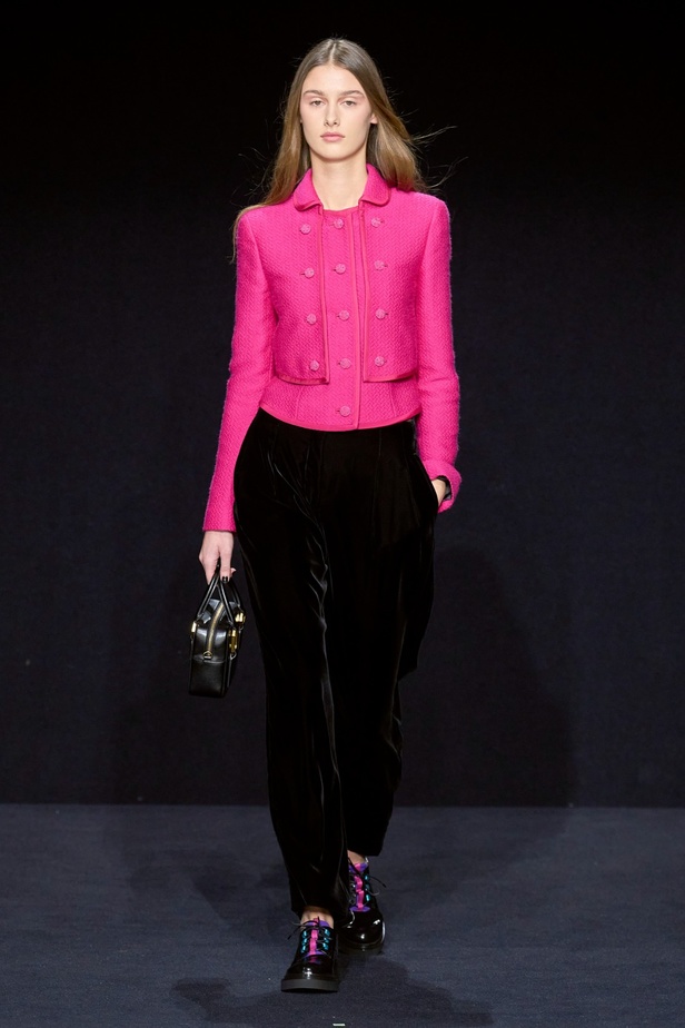 مجموعة Emporio Armani "سيرك الحياة"... إطلالات كلاسيكية بلمسة مرحة