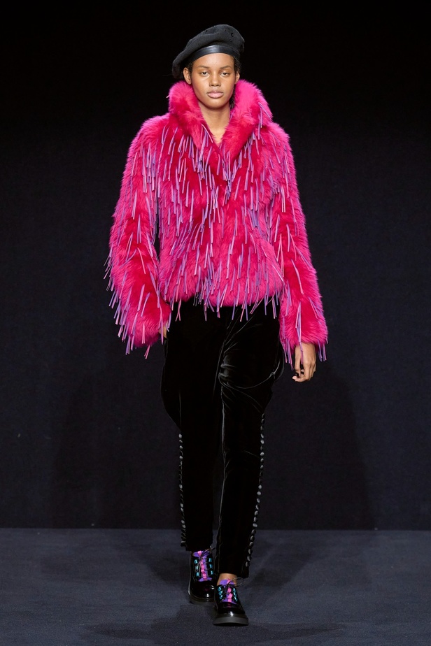 مجموعة Emporio Armani "سيرك الحياة"... إطلالات كلاسيكية بلمسة مرحة