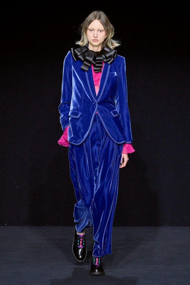 مجموعة Emporio Armani "سيرك الحياة"... إطلالات كلاسيكية بلمسة مرحة