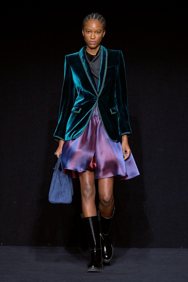 مجموعة Emporio Armani "سيرك الحياة"... إطلالات كلاسيكية بلمسة مرحة