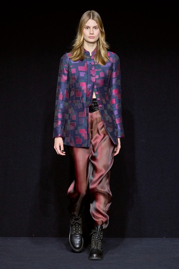 مجموعة Emporio Armani "سيرك الحياة"... إطلالات كلاسيكية بلمسة مرحة