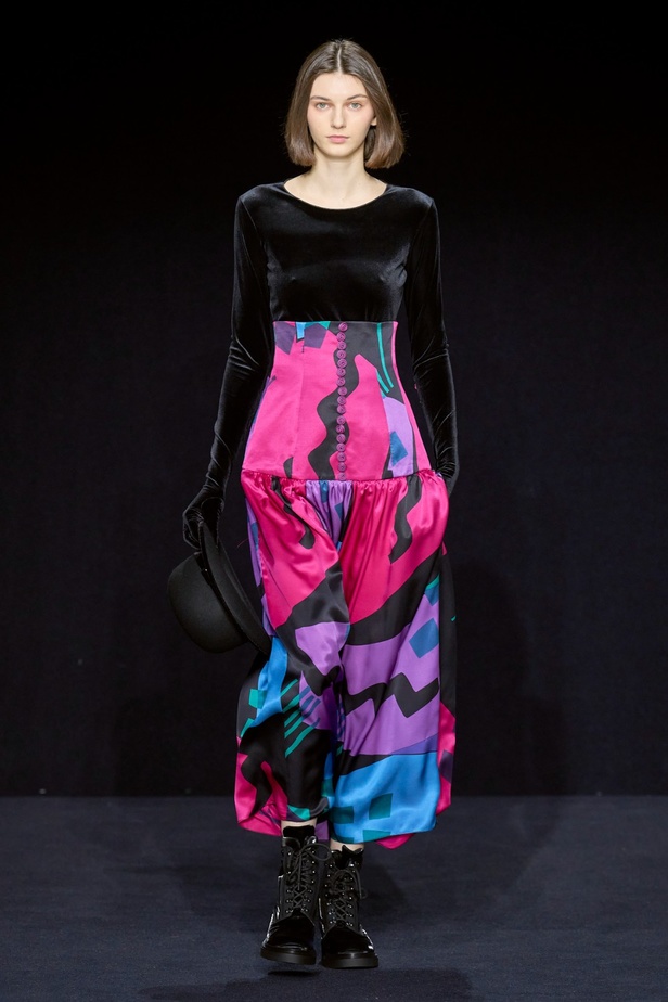 مجموعة Emporio Armani "سيرك الحياة"... إطلالات كلاسيكية بلمسة مرحة