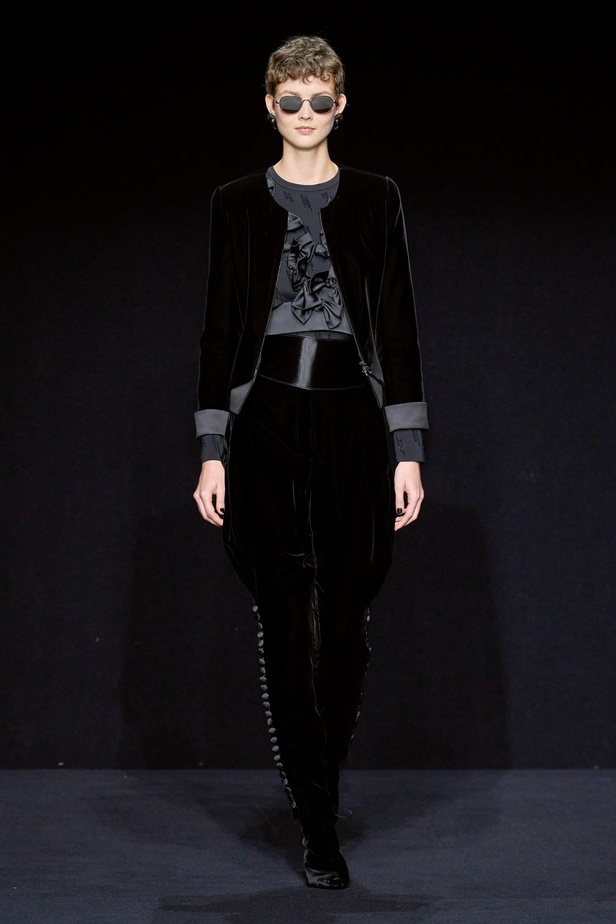 مجموعة Emporio Armani "سيرك الحياة"... إطلالات كلاسيكية بلمسة مرحة