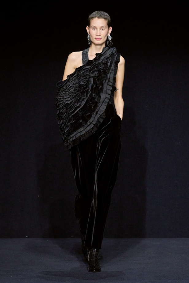 مجموعة Emporio Armani "سيرك الحياة"... إطلالات كلاسيكية بلمسة مرحة