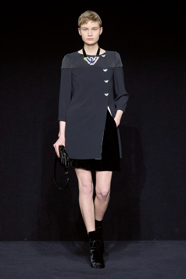 مجموعة Emporio Armani "سيرك الحياة"... إطلالات كلاسيكية بلمسة مرحة