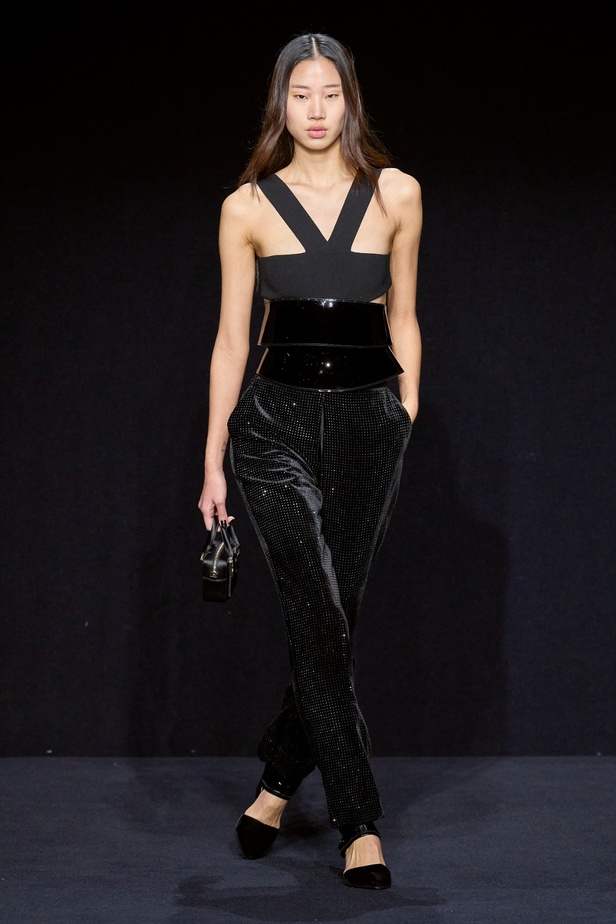 مجموعة Emporio Armani "سيرك الحياة"... إطلالات كلاسيكية بلمسة مرحة