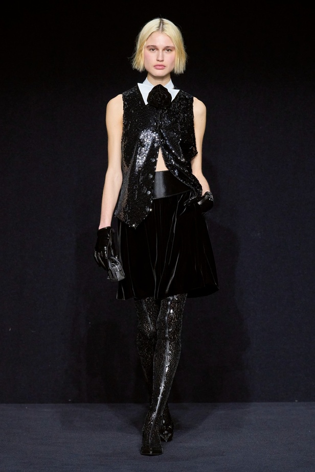 مجموعة Emporio Armani "سيرك الحياة"... إطلالات كلاسيكية بلمسة مرحة