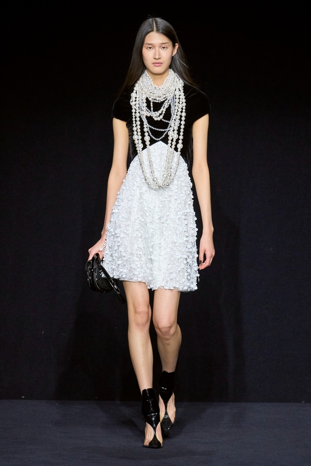 مجموعة Emporio Armani "سيرك الحياة"... إطلالات كلاسيكية بلمسة مرحة