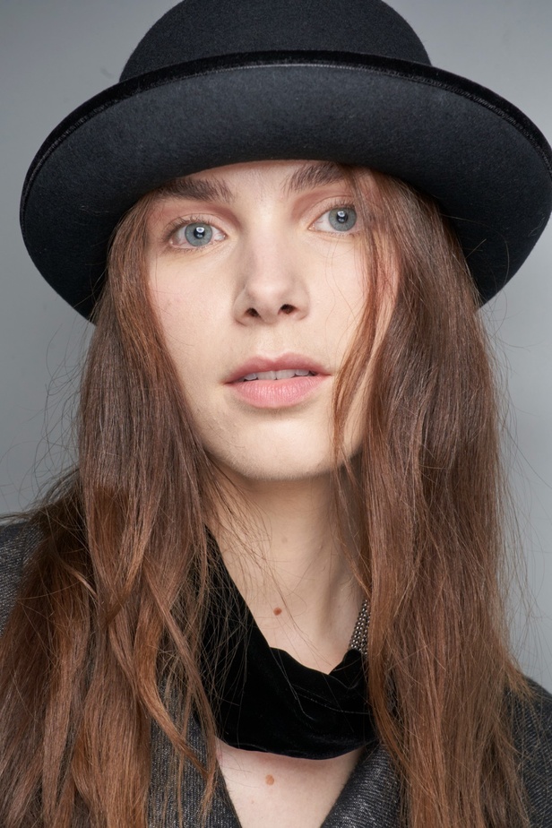 مجموعة Emporio Armani "سيرك الحياة"... إطلالات كلاسيكية بلمسة مرحة