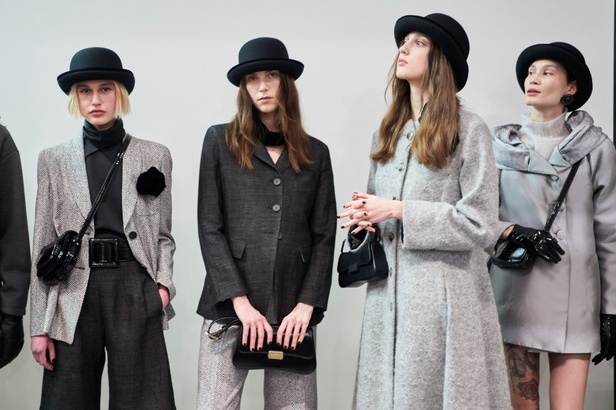 مجموعة Emporio Armani "سيرك الحياة"... إطلالات كلاسيكية بلمسة مرحة