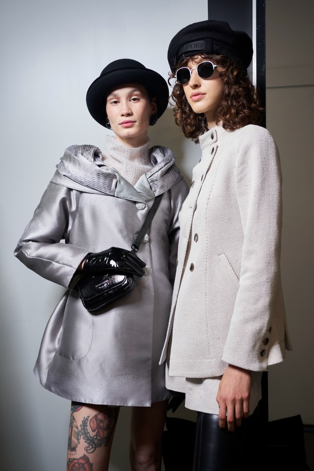 مجموعة Emporio Armani "سيرك الحياة"... إطلالات كلاسيكية بلمسة مرحة