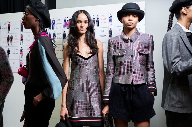 مجموعة Emporio Armani "سيرك الحياة"... إطلالات كلاسيكية بلمسة مرحة