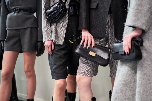 مجموعة Emporio Armani "سيرك الحياة"... إطلالات كلاسيكية بلمسة مرحة