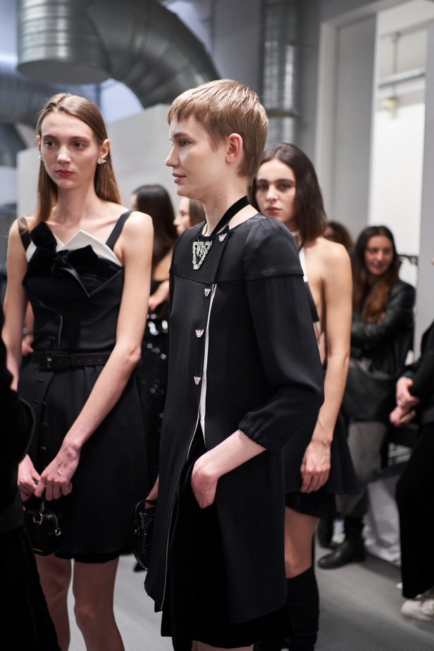 مجموعة Emporio Armani "سيرك الحياة"... إطلالات كلاسيكية بلمسة مرحة