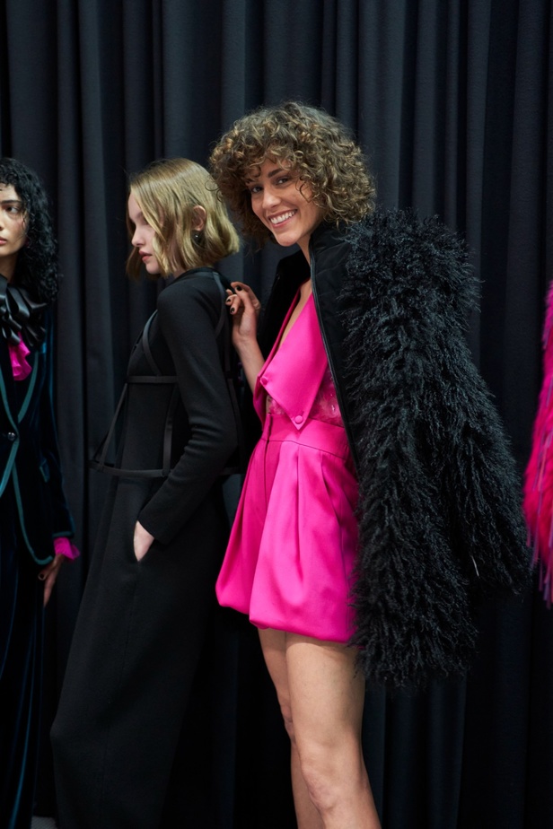 مجموعة Emporio Armani "سيرك الحياة"... إطلالات كلاسيكية بلمسة مرحة