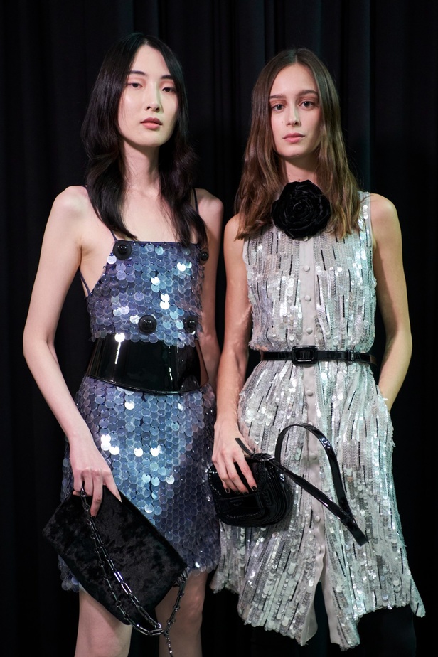 مجموعة Emporio Armani "سيرك الحياة"... إطلالات كلاسيكية بلمسة مرحة