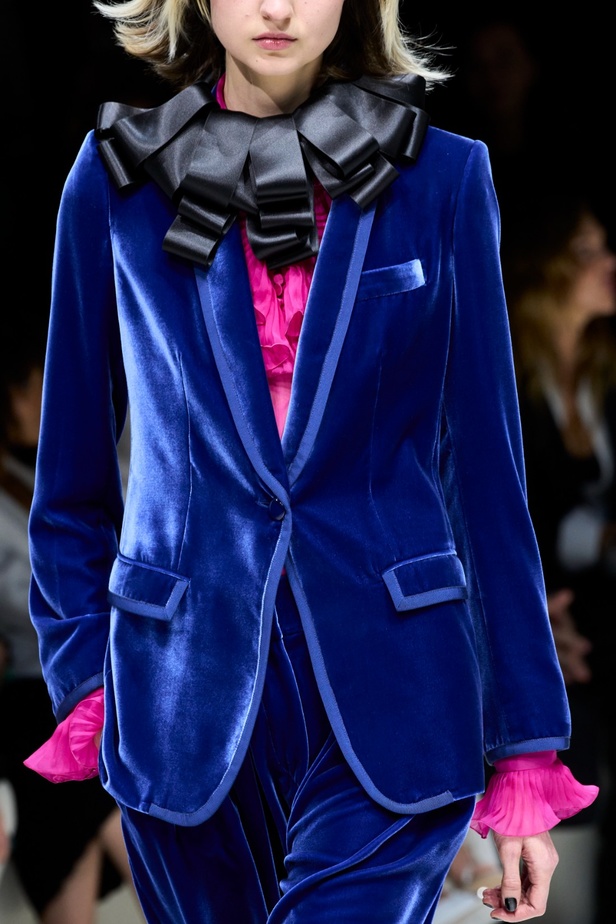 مجموعة Emporio Armani "سيرك الحياة"... إطلالات كلاسيكية بلمسة مرحة